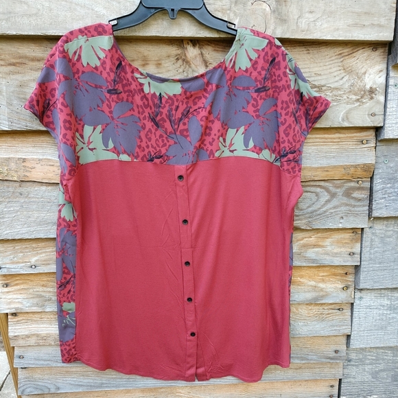 EVRI Women's Top Beautiful Design Buttons Down The Back Size OX. (Oversized top) - Picture 6 of 12